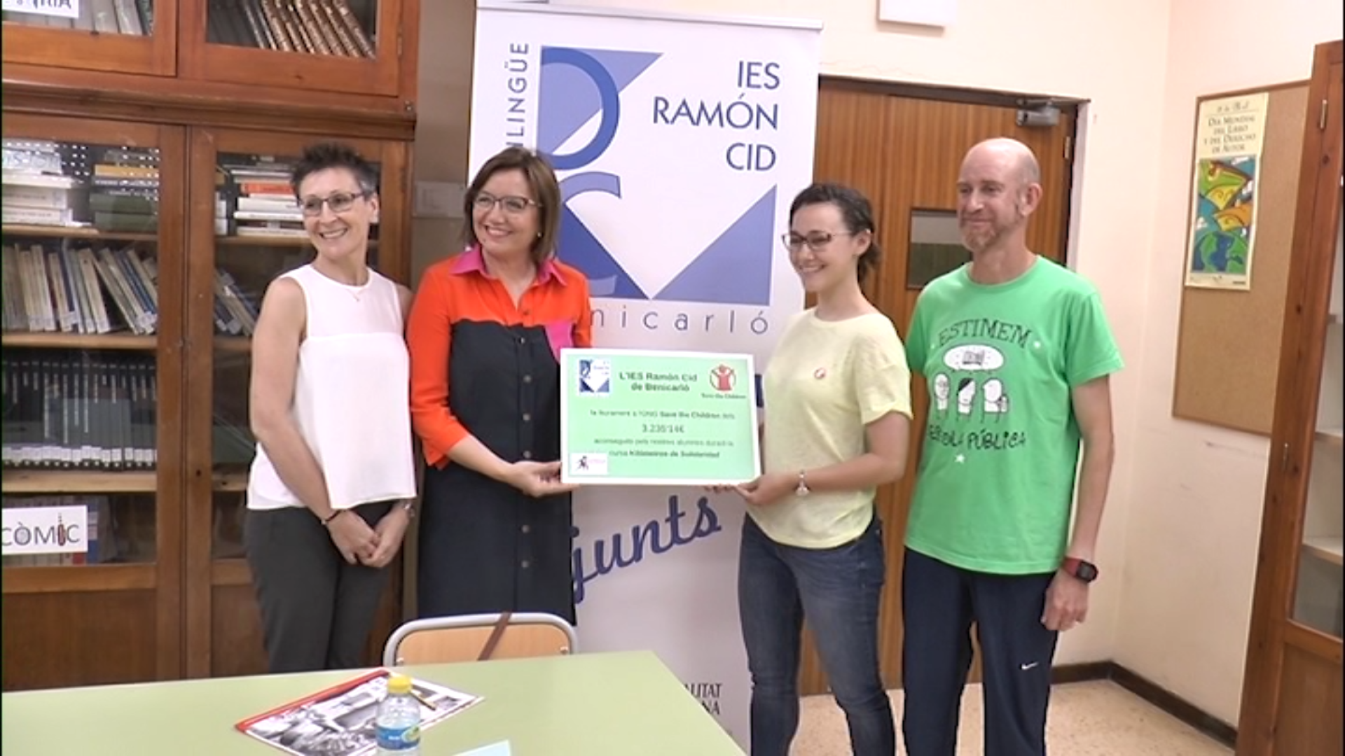Benicarló, l'IES Ramón Cid entrega un xec solidari a Save The Children