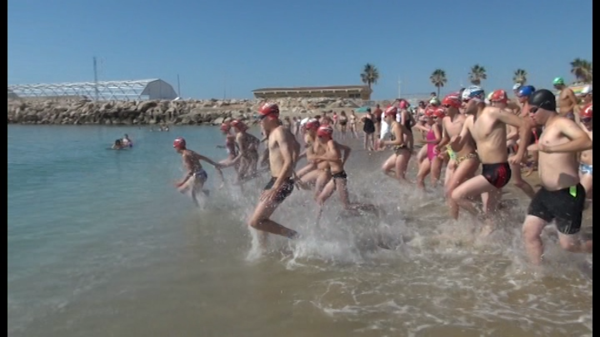 Vinaròs, més de 150 nedadors van participar dissabte de la 22a Travessia a la platja del Fortí