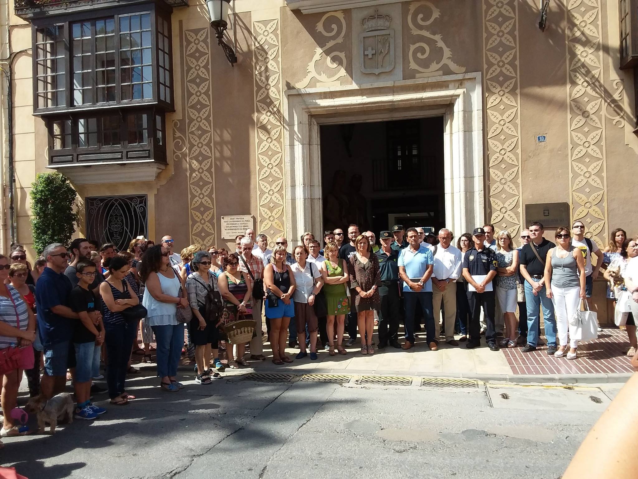 Benicarló es concentra davant de l'Ajuntament per mostrar el seu refús al terrorisme