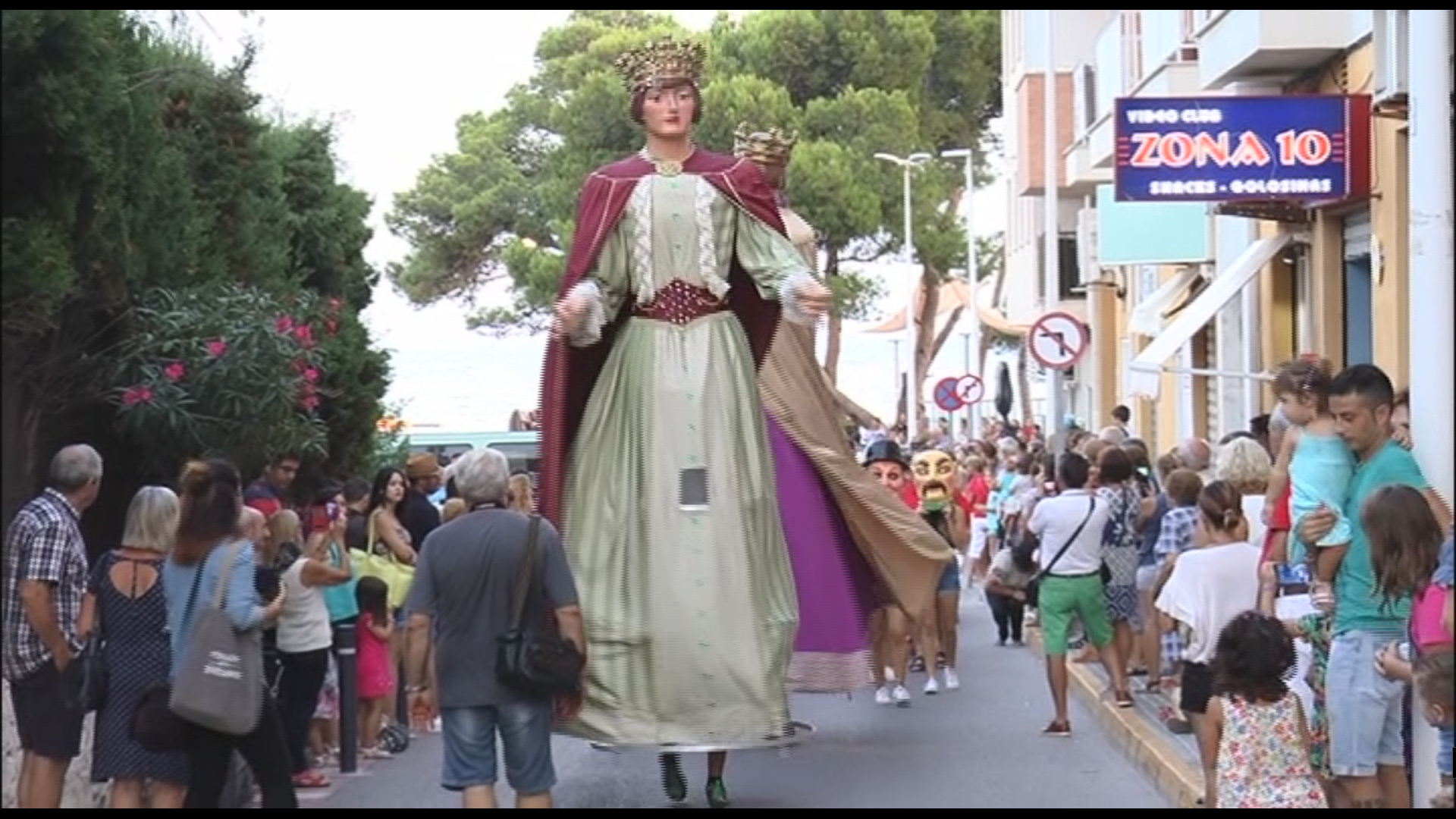 Alcossebre celebra el cercavila de les entitats locals en motiu de les Festes Patronals