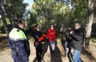 Vinaròs, els alumnes del taller d'Ocupació de la Taula del Sénia netegen l'entorn de l'ermita