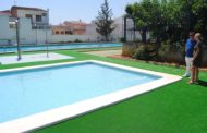 Alcalà, la piscina municipal disposa de gespa artificial al voltant de la zona de bany