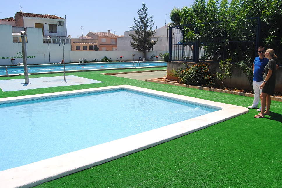 Alcalà, la piscina municipal disposa de gespa artificial al voltant de la zona de bany