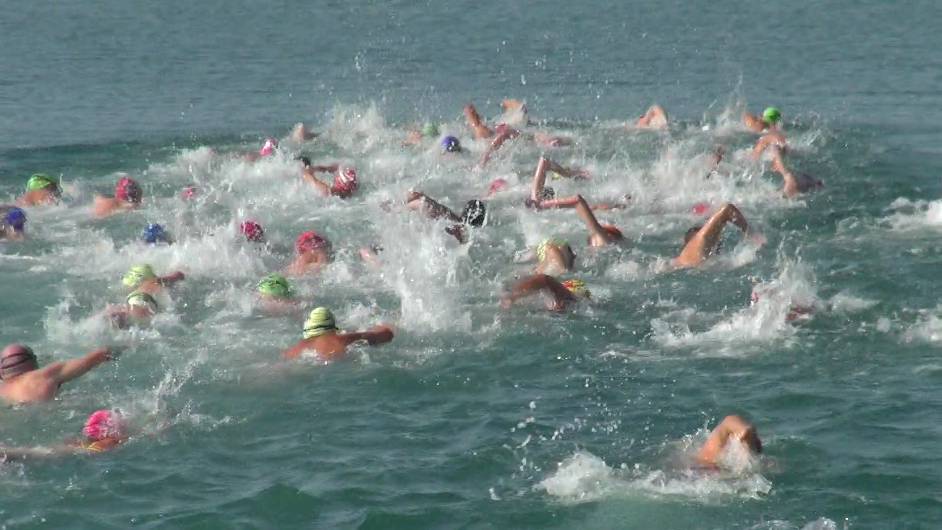 Vinaròs, més de 150 nedadors van participar diumenge en la 58a Travessia al port