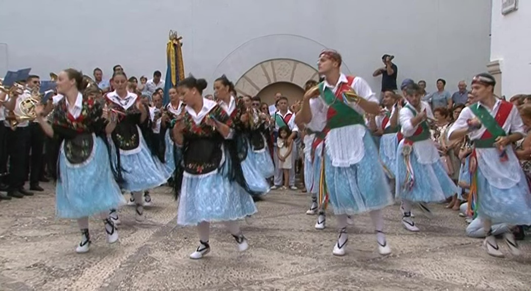 Peníscola celebra la missa en honor a la Verge de l'Ermitana i les tradicionals danses del Grup Cultural