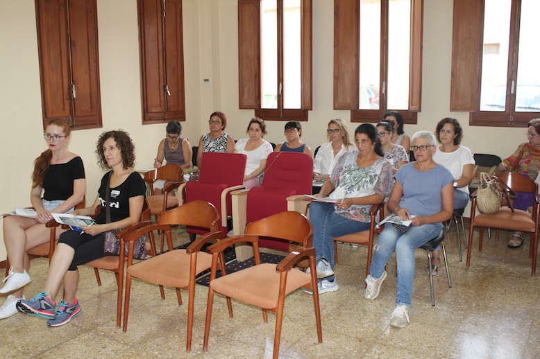 Santa Magdalena, prop de 15 veïns participen en el taller d'alfabetització digital
