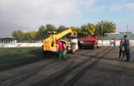 Peníscola, comencen les feines de renovació de la gespa artificial del camp de futbol