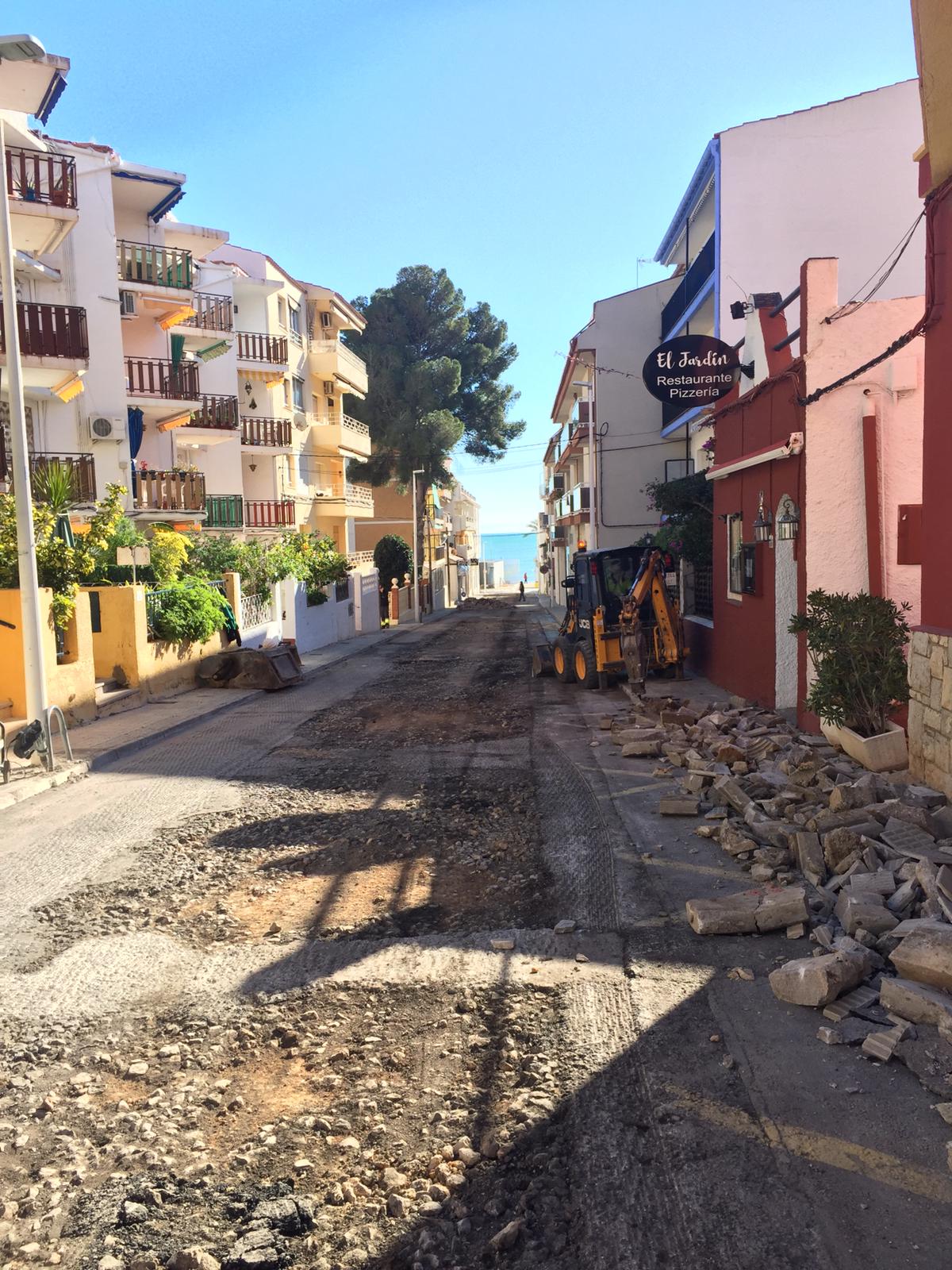 Alcalà, comencen les feines per a pavimentar amb terra ceràmic el carrer Santa Llúcia d'Alcossebre