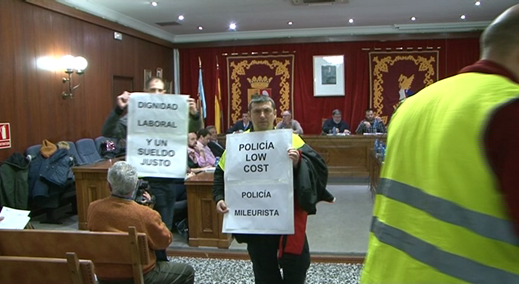 Vinaròs, la Policia Local entra al ple de l'Ajuntament per reivindicar un salari just