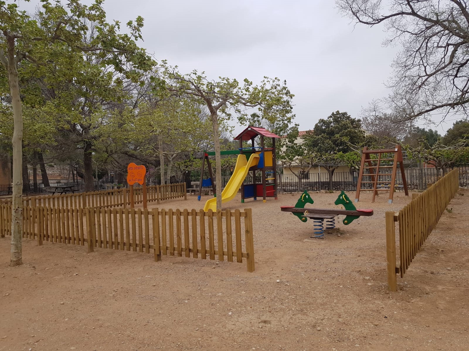Càlig adequa el jardí de l'avinguda Constitució i al parc infantil del Paratge del Socors