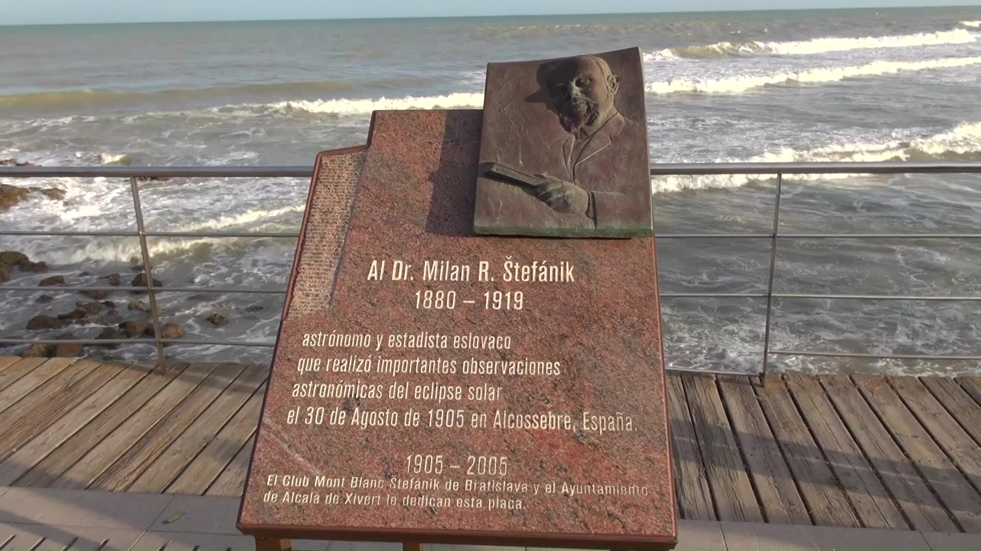 Alcalà, col·loca la placa dedicada a l'astrònom eslovac Milan Stefánik a la plaça Vista Alegre