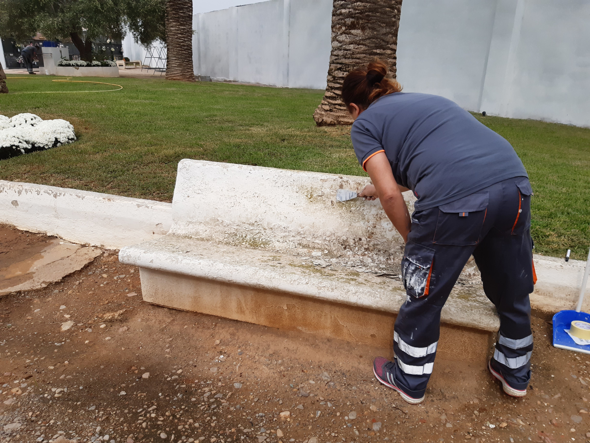 Benicarló, els operaris d'Obres i Serveis ultimen les feines d'adequació al cementeri municipal amb motiu de Tot Sants