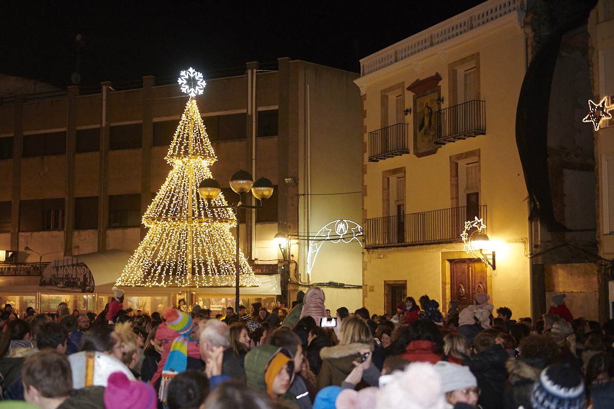 La màgia del Nadal ja il·lumina els carrers i comerços d’Alcanar