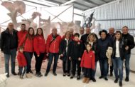 Una delegació de la Falla El Caduf de Benicarló visita als artistes fallers que fan la falla infantil