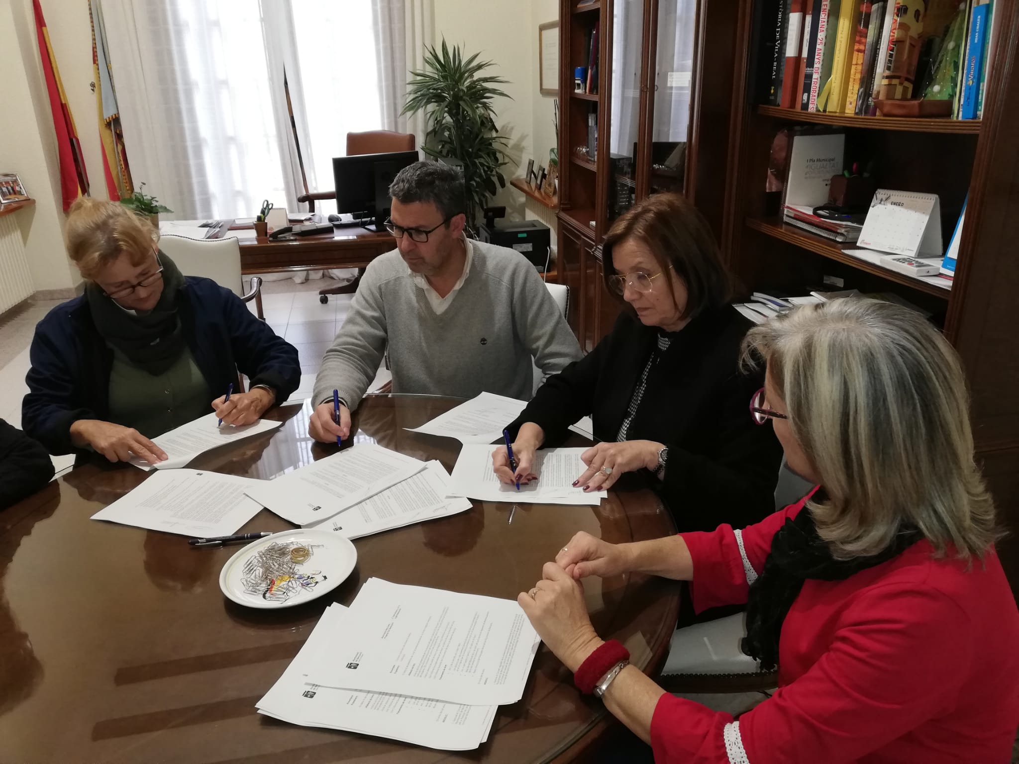 Benicarló firma un conveni per a controlar les colònies de gats al nucli urbà