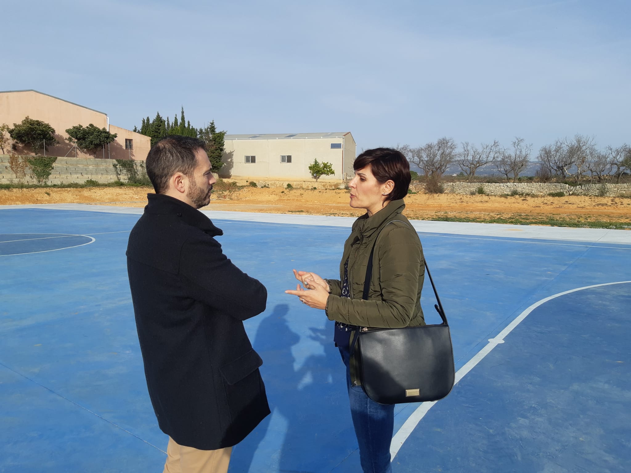Ximo Huguet visita la pista esportiva construïda a Canet lo Roig amb càrrec al Pla 135