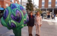 La segona escultura de la carxofa de Benicarló s’ubica al Mercat Municipal
