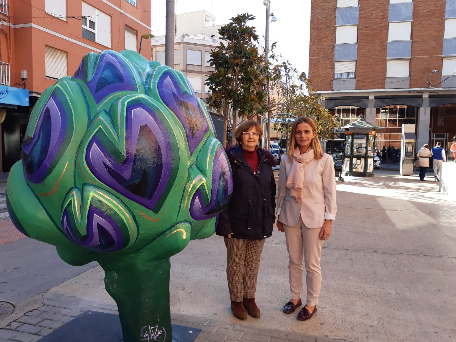 La segona escultura de la carxofa de Benicarló s’ubica al Mercat Municipal