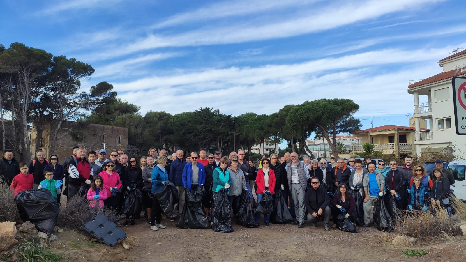 120 voluntaris recullen 1000 quilos de residus dipositats pel temporal a les platges d'Alcossebre