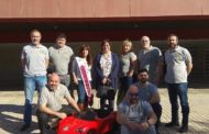 L'Hospital Comarcal de Vinaròs rep del Maestrat Motor Club Benicarló la donació d'un cotxe teledirigit que es destinarà a l'ús de pacients pediàtrics