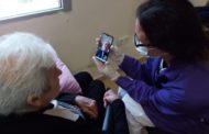 Els residents del Centre Geriàtric de Benicarló es comuniquen amb les famílies per videotrucades