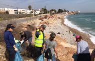 Més d’un centenar de persones participen en la neteja de les platges de Vinaròs