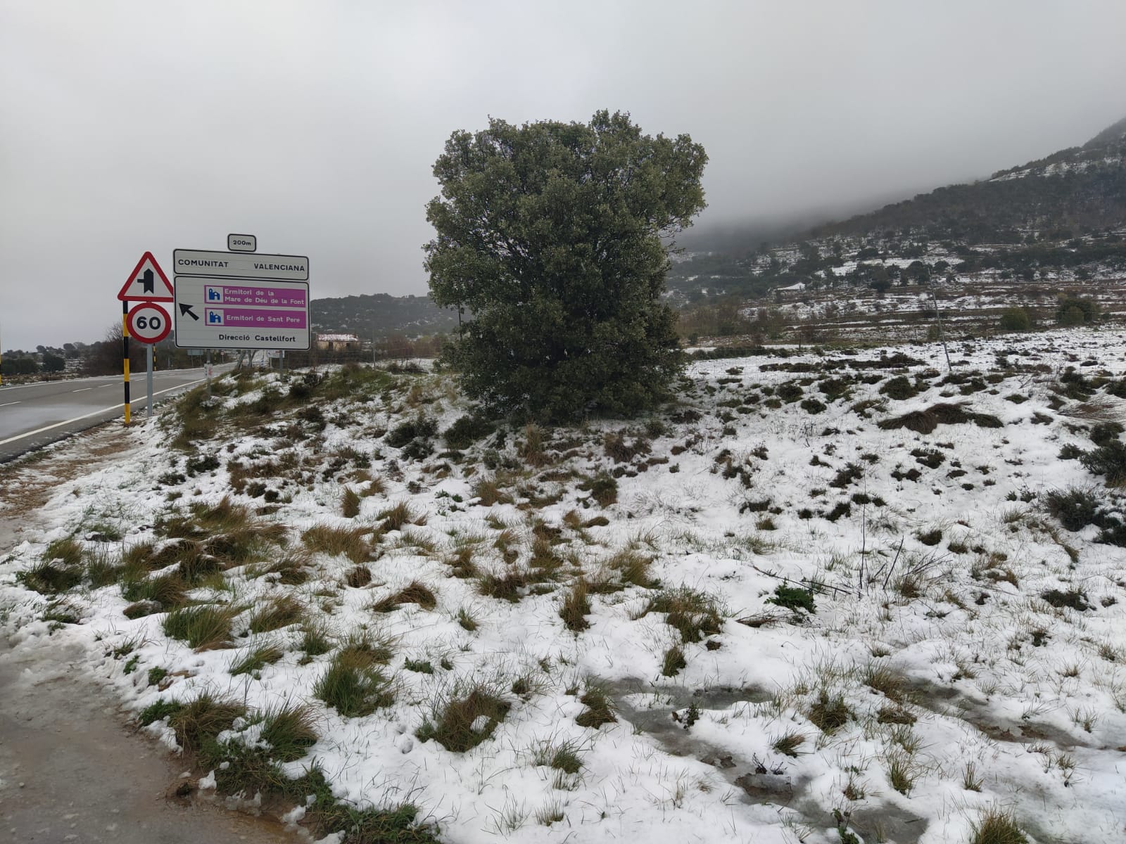 El municipi d’Ares del Maestrat s’ha llevat avui amb una lleugera capa de neu