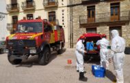 Els bombers desinfecten els espais públics d'Ares