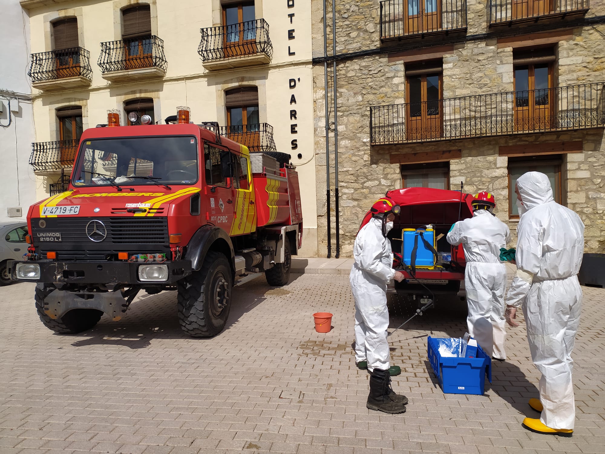 Els bombers desinfecten els espais públics d'Ares