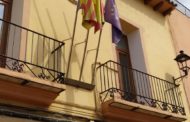Alguns ajuntaments de la província hissen la bandera a mitja asta en senyal de dol per les víctimes del coronavirus
