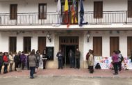 Lectura del manifest del Dia de la Dona a les portes de l'Ajuntament de Santa Magdalena