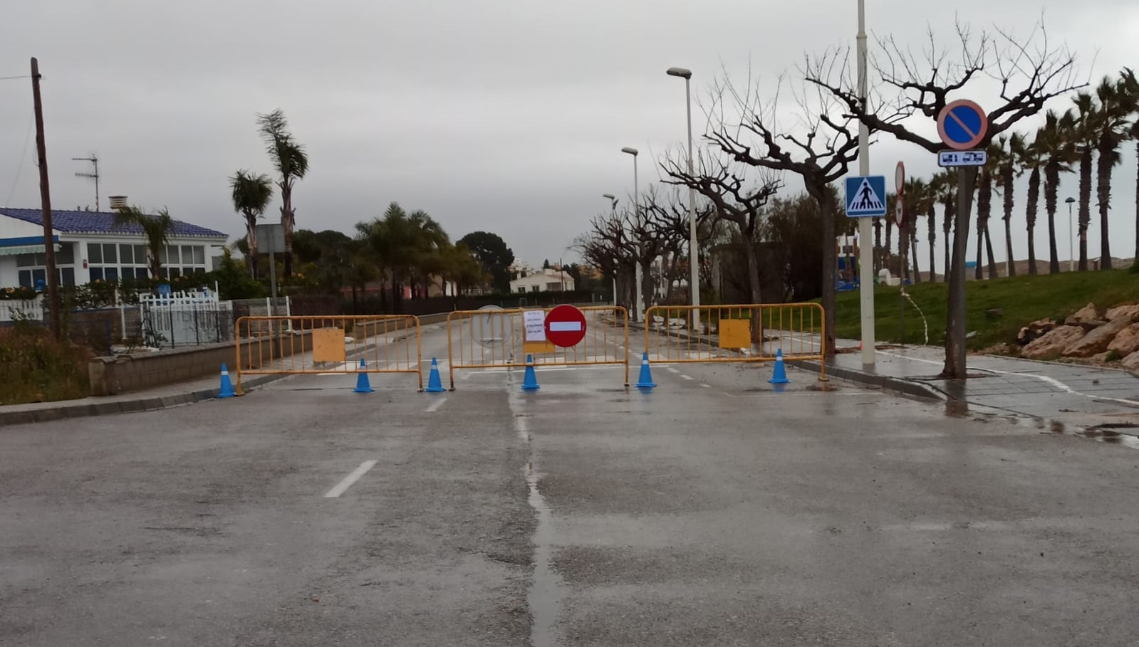L'Ajuntament d'Alcanar tanca els accessos secundaris a les Cases per a evitar l'entrada de persones amb segona residència