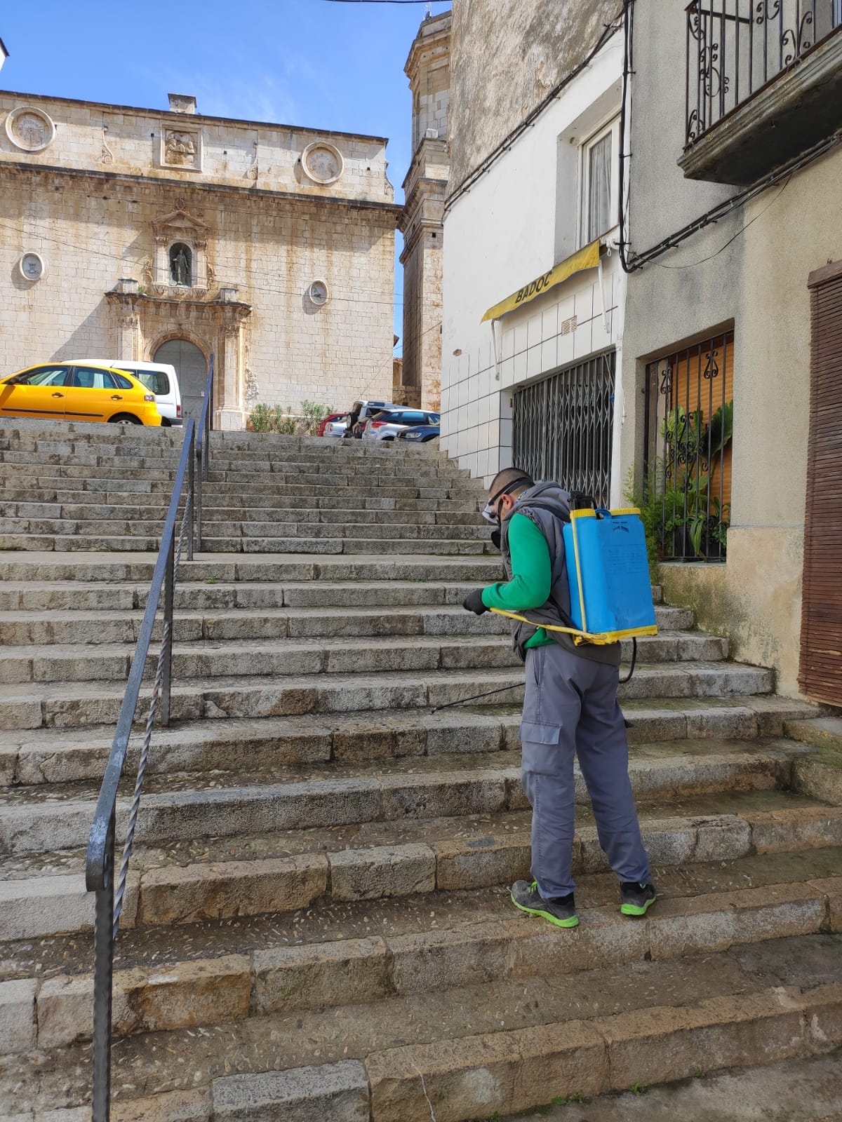 Les Coves de Vinromà realitza treballs de neteja i desinfecció als carrers