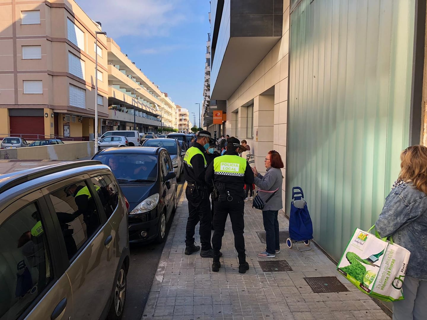 La Policia Local de Peníscola intensifica els controls fins i tot a la porta dels supermercats