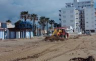 Continuen els treballs de neteja a les platges de Benicarló