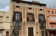 Les banderes dels edificis municipals de Benicarló onegen a mitja asta en honor a les víctimes i les seues famílies
