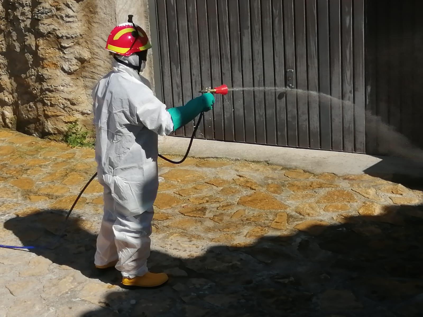 Els Bombers desinfecten els carrers de Palanques