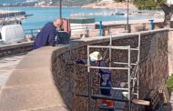 Continuen els treballs de reparació del mur vora el Bufador a Peníscola