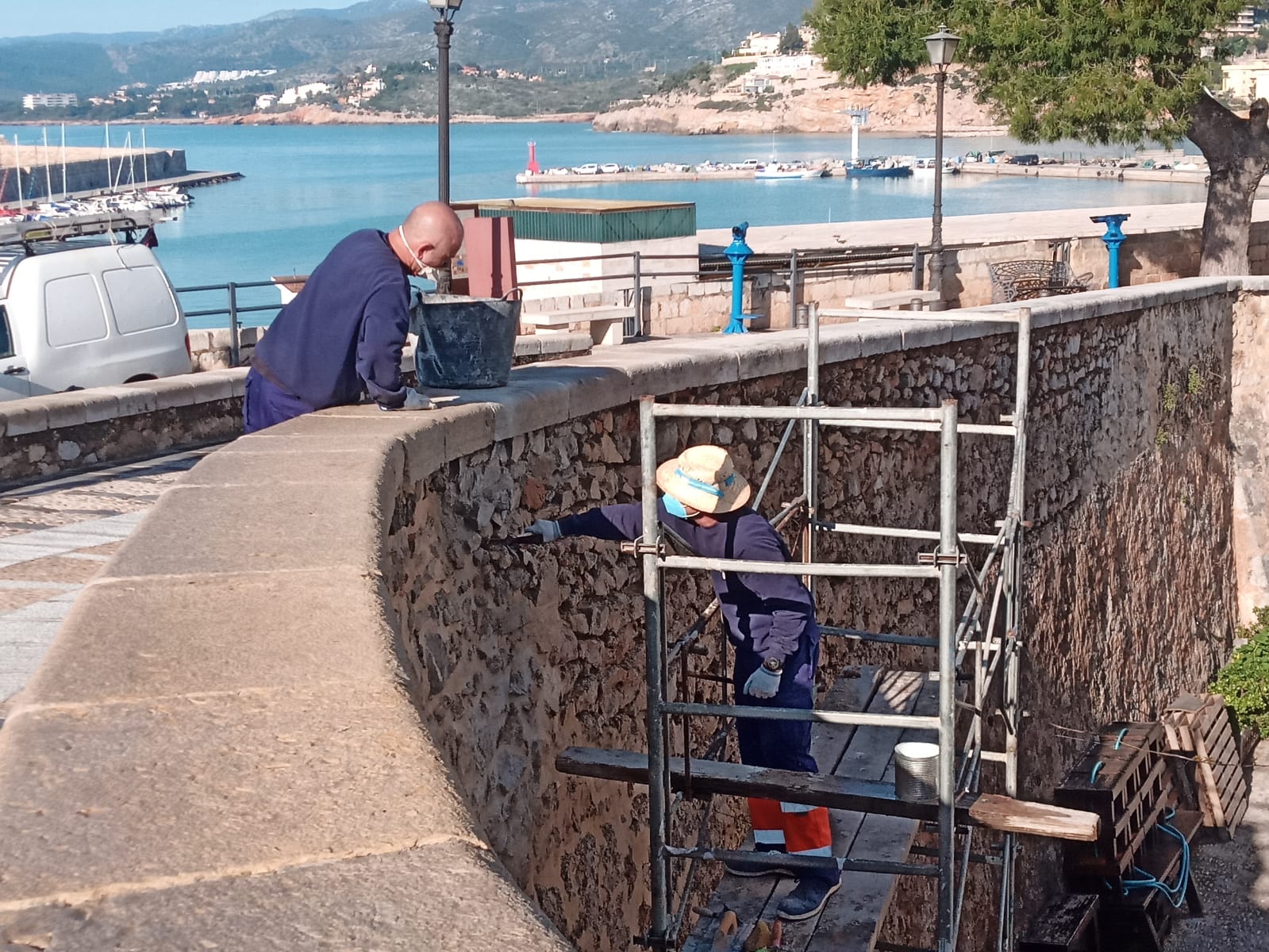Continuen els treballs de reparació del mur vora el Bufador a Peníscola