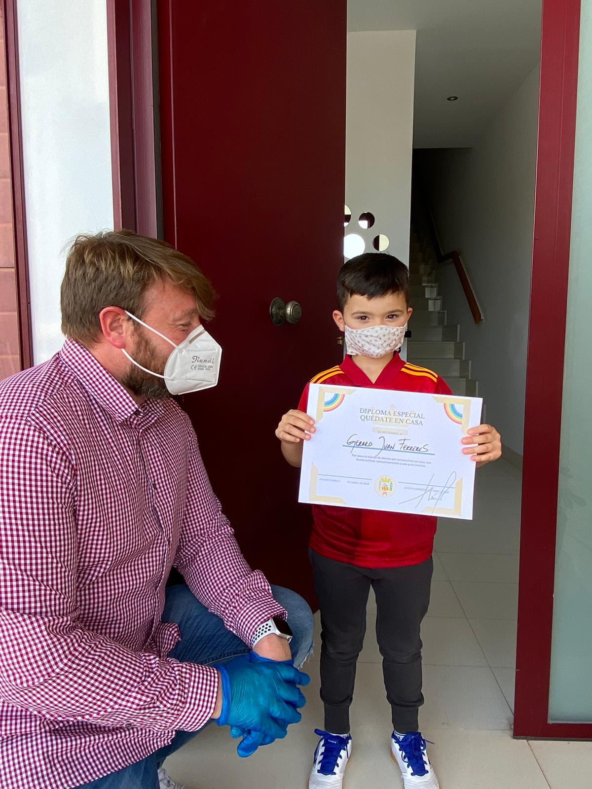 L'Ajuntament de Sant Jordi reparteix mascaretes de protecció i diplomes de reconeiximent a tots els xiquets