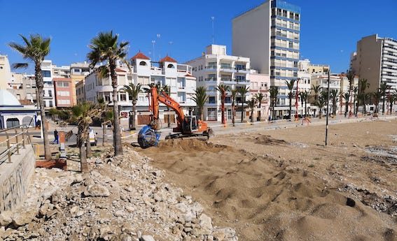 L’Ajuntament de Vinaròs retira les pedres de la platja del Fortí