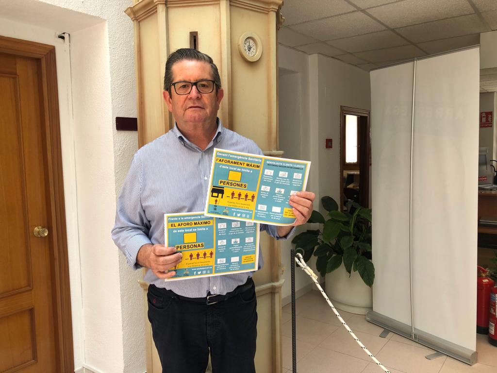 Alcalà-Alcossebre disposa cartells indicatius sobre aforament i pràctiques segures per a locals comercials i d'hostaleria
