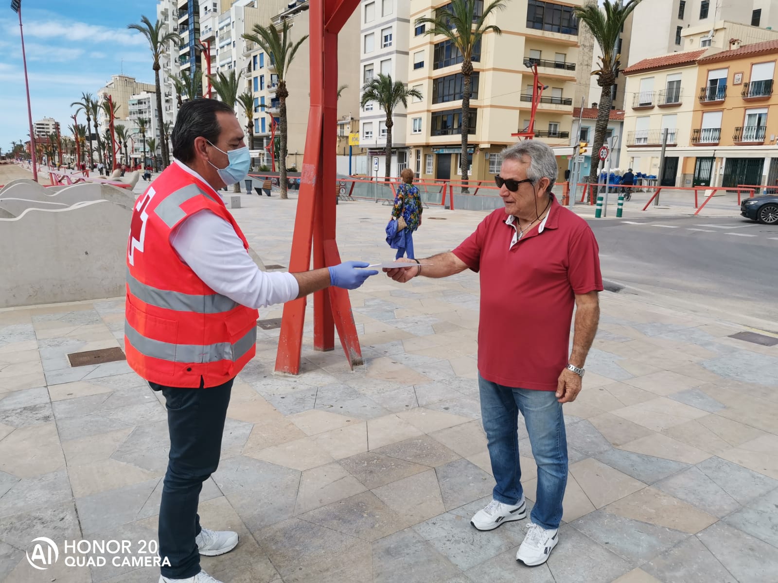Creu Roja Vinaròs ha repartit una guia de bones pràctiques per sortir al carrer