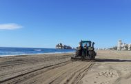 Peníscola comença els treballs de reposició de mobiliari urbà en el passeig marítim i intensifica la neteja a la platja