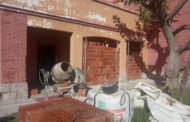 La Brigada Municipal de Peníscola reforça el tapiat del centre d'estudis de Peníscola per evitar el vandalisme