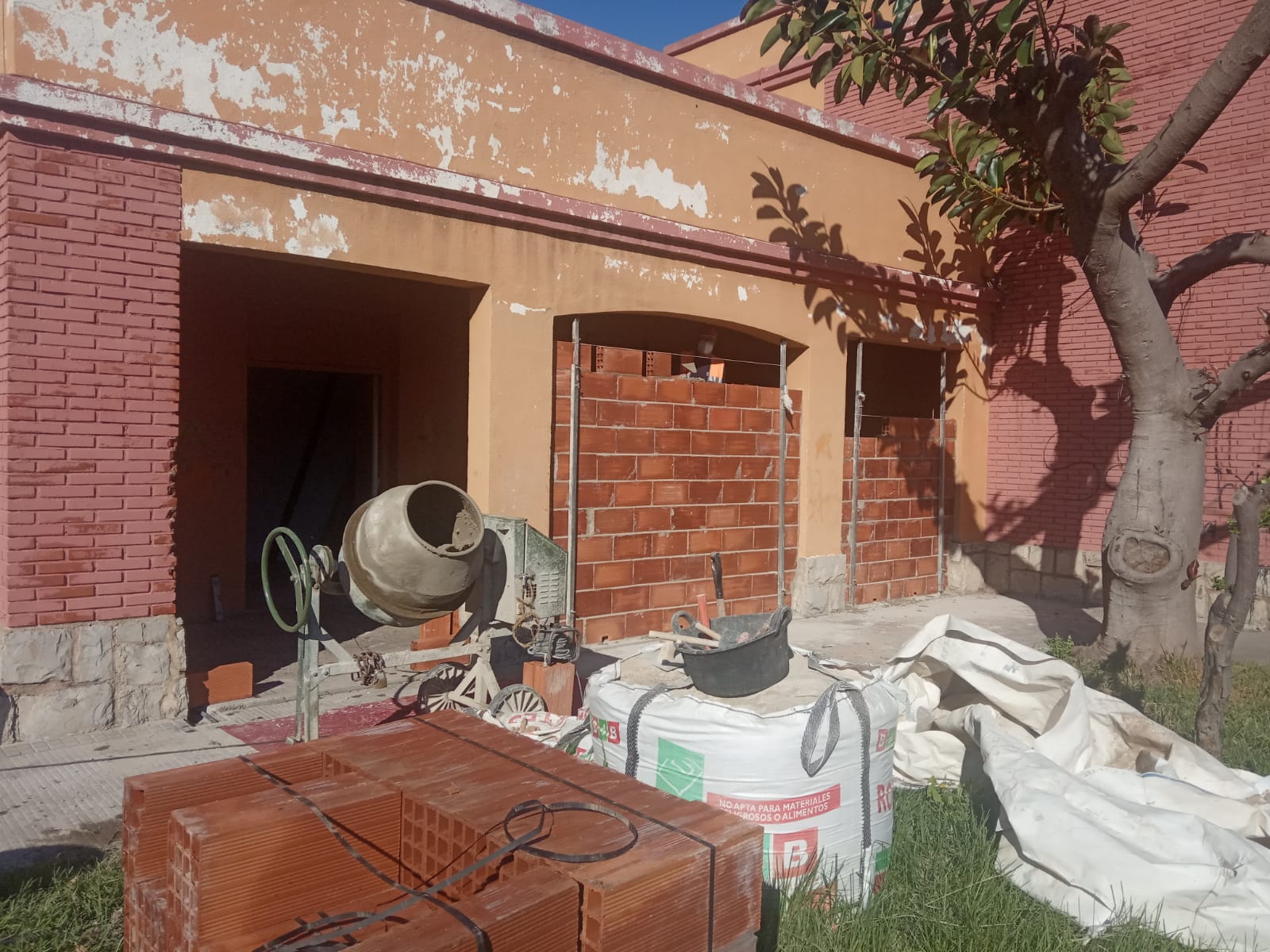La Brigada Municipal de Peníscola reforça el tapiat del centre d'estudis de Peníscola per evitar el vandalisme