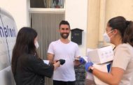 Les Coves de Vinromà reparteix mascaretes als veïns i veïnes amb la col·laboració de l’Associació Joventut Covarxin
