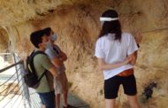 Els primers visitants gaudeixen de l’art rupestre de la Cova Remígia d’Ares del Maestrat
