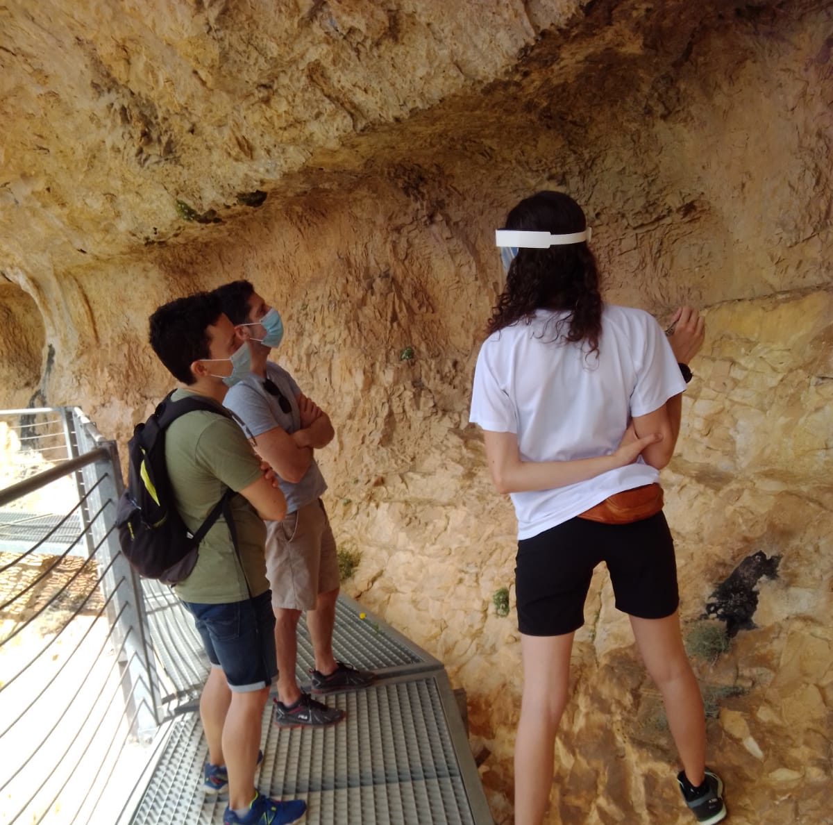 Els primers visitants gaudeixen de l’art rupestre de la Cova Remígia d’Ares del Maestrat