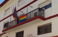 La bandera de l’Orgull oneja al balcó de l’Ajuntament de Càlig